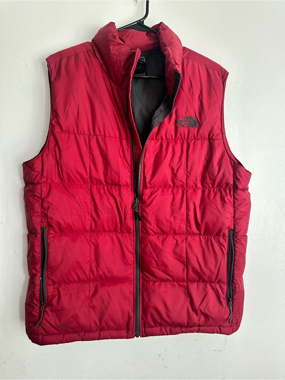 The North Face Men's burgundy Puffy Insulated Vest